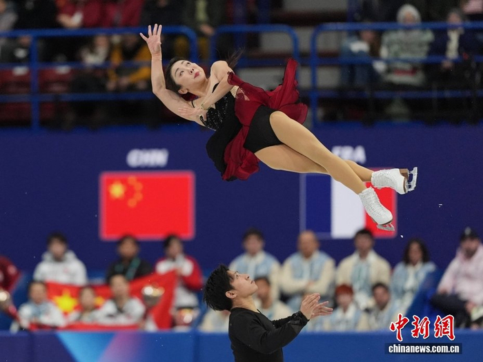 开云-（米兰冬奥会）花样滑冰团体赛：隋文静/韩聪出战双人滑短节目|AC米兰|米兰冬奥会花样滑冰团体赛|滑冰馆|双人滑短节目比赛|米兰滑冰馆_新浪体育_新浪新闻
